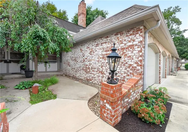 2nd image of 7621 W 102nd St, Overland Park, KS 66212 | MLS# 2633585