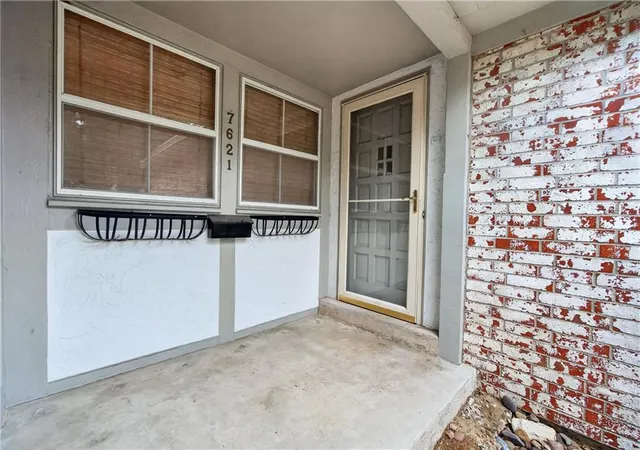 3rd image of 7621 W 102Nd St, Overland Park, KS 66212 | MLS# 2633585