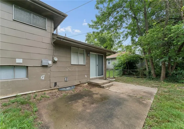 Photo 3 of Sale Pending at 5901 Fairlane Dr, Kansas City, MO 64134 | MLS# 2633613 | Listing updated on 2026-08-19