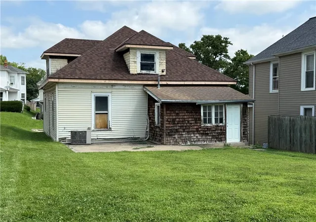 2nd image of 1014 Santa Fe St, Atchison, KS 66002 | MLS# 2633628