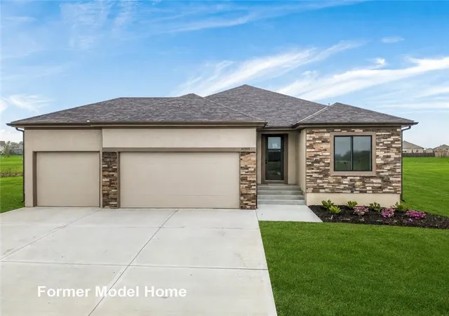Photo 2 of Single family home for sale at 8004 Se Hoot Owl St, Blue Springs, MO 64014 | MLS# 2633641 | Listing updated on 2026-10-06