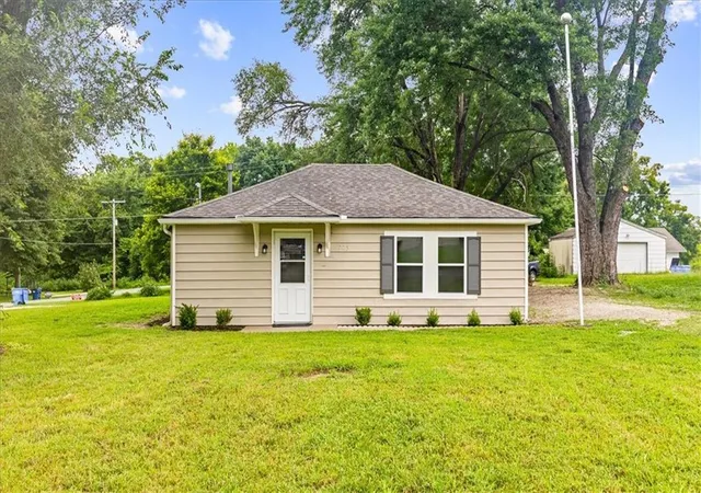 1st image of 705 Yoeke St, Tonganoxie, KS 66086 | MLS# 2633649