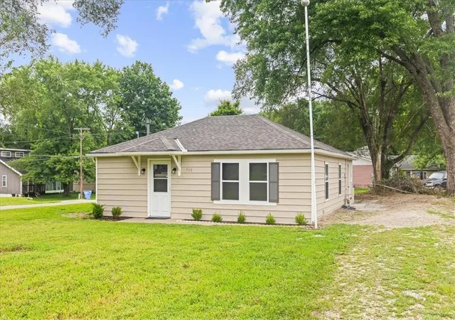 2nd image of 705 Yoeke St, Tonganoxie, KS 66086 | MLS# 2633649