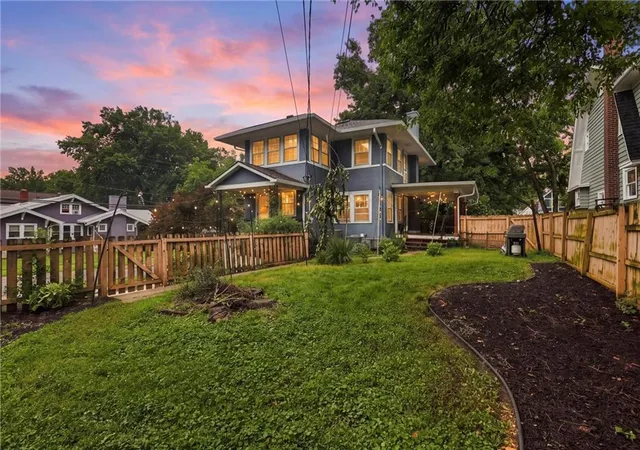 Single family home for sale at 5900 Oak St, Kansas City, MO 64113 | MLS# 2633653