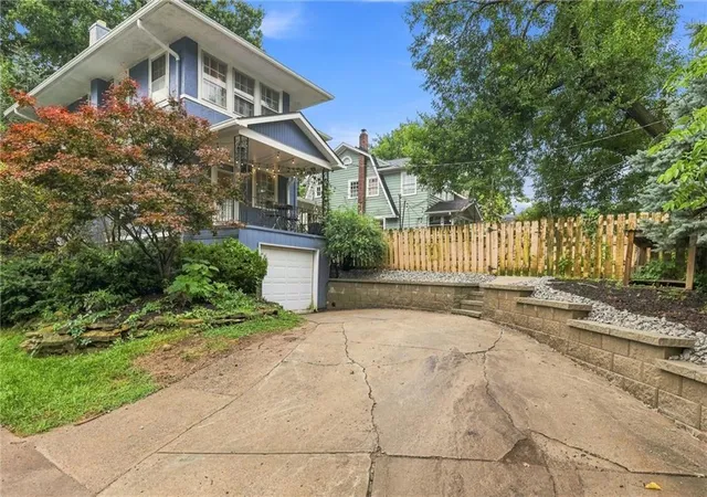Photo 3 of Single family home for sale at 5900 Oak St, Kansas City, MO 64113 | MLS# 2633653 | Listing updated on 2026-09-05