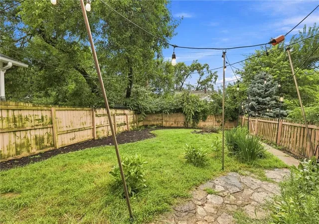 Photo 4 of Single family home for sale at 5900 Oak St, Kansas City, MO 64113 | MLS# 2633653 | Listing updated on 2026-09-05