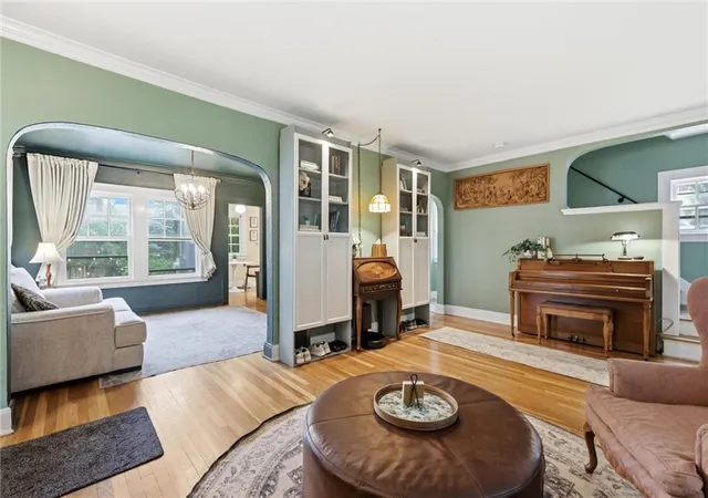 Photo 4 of Single family home for sale at 5900 Oak St, Kansas City, MO 64113 | MLS# 2633653 | Listing updated on 2026-10-20