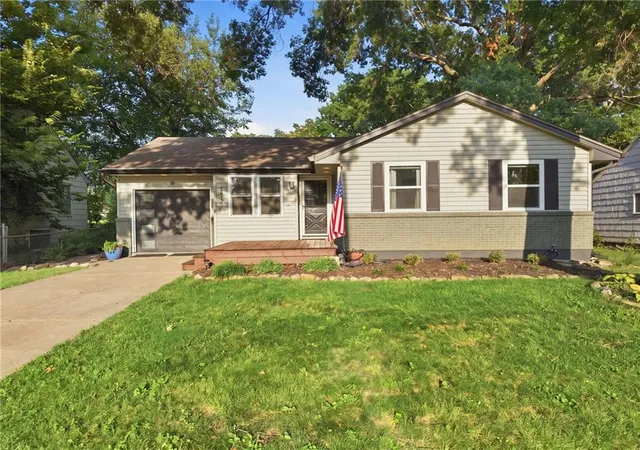 Photo 1 of Sale Pending at 8417 Jarboe St, Kansas City, MO 64114 | MLS# 2633665 | Listing updated on 2026-08-22