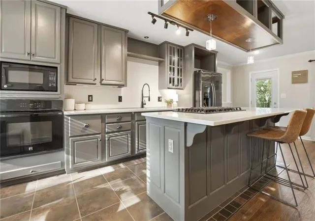 Photo 4 of Sale Pending at 8417 Jarboe St, Kansas City, MO 64114 | MLS# 2633665 | Listing updated on 2026-08-22