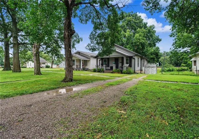 2nd image of 344 E 4th Avenue, Garnett, KS 66032 | MLS# 2633673