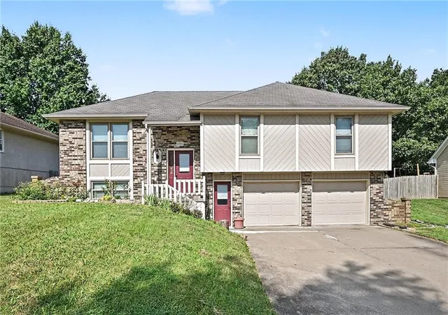Photo 2 of Sale Pending at 4006 N 31st Street, Saint Joseph, MO 64506 | MLS# 2633676 | Listing updated on 2026-08-27