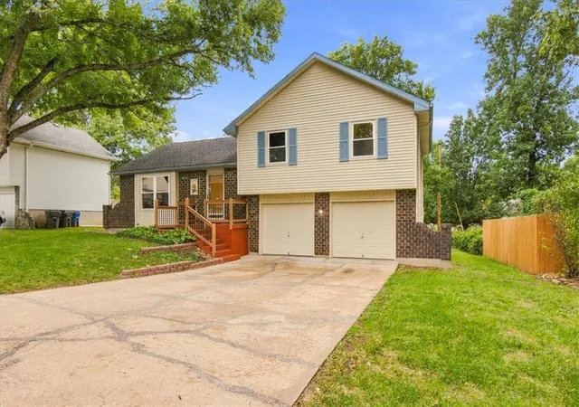Photo 3 of Single family home for sale at 817 E Cothrell St, Olathe, KS 66061 | MLS# 2633679 | Listing updated on 2026-10-02