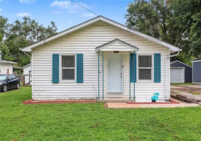 Photo 2 of Single family home for sale at 307 W Walter Ln, Saint Joseph, MO 64504 | MLS# 2633696 | Listing updated on 2026-08-13