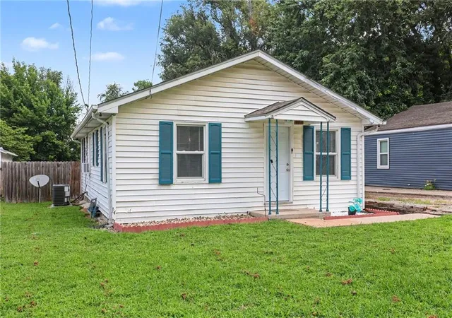 Photo 3 of Single family home for sale at 307 W Walter Ln, Saint Joseph, MO 64504 | MLS# 2633696 | Listing updated on 2026-08-13