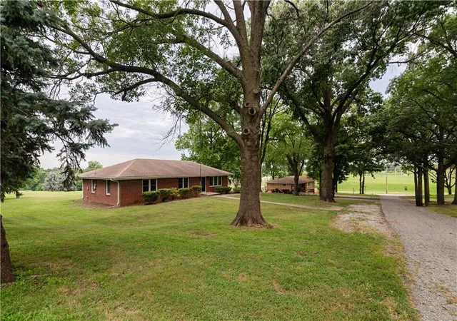 2nd image of 4 Neumann Dr, Atchison, KS 66002 | MLS# 2633723