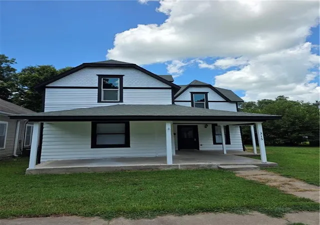 2nd image of 315 W 3rd Avenue, Garnett, KS 66032 | MLS# 2633724