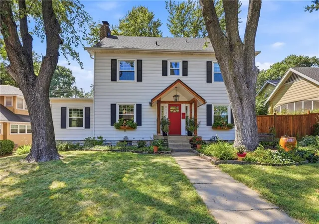 Single family home for sale at 6124 Oak St, Kansas City, MO 64113 | MLS# 2633726