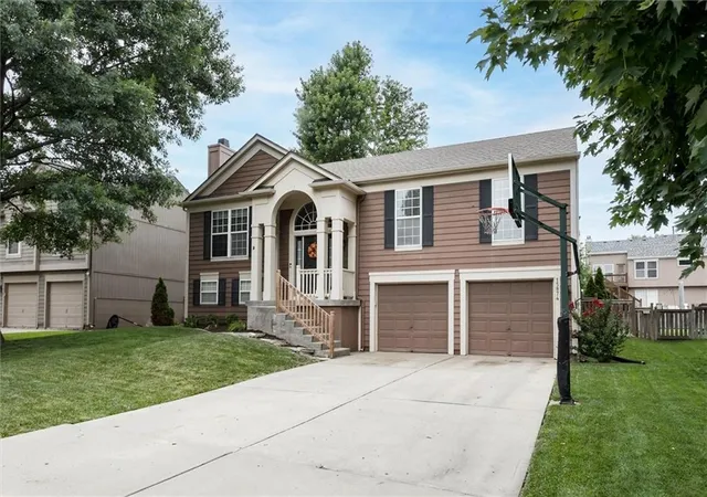 2nd image of 15874 W 158th St, Olathe, KS 66062 | MLS# 2633727