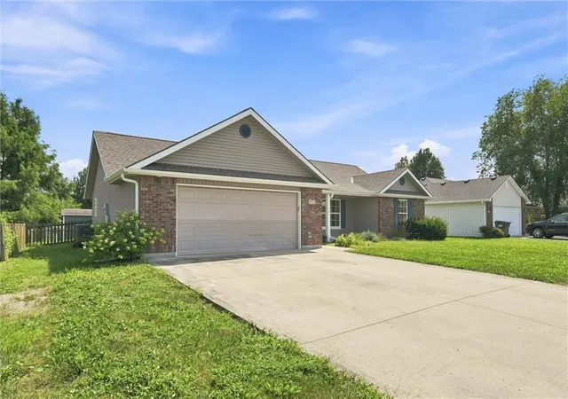Photo 3 of Sale Pending at 413 Graystone Dr, Grain Valley, MO 64029 | MLS# 2633757 | Listing updated on 2026-08-31