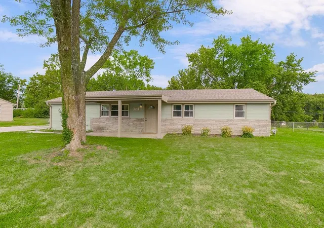 Photo 2 of Sale Pending at 8109 N Summit Rd, Kansas City, MO 64118 | MLS# 2633796 | Listing updated on 2026-08-18