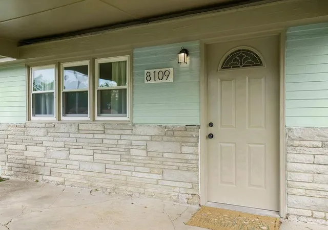 Photo 3 of Sale Pending at 8109 N Summit Rd, Kansas City, MO 64118 | MLS# 2633796 | Listing updated on 2026-08-18