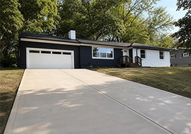 Photo 3 of Sale Pending at 1001 W 93rd Street, Kansas City, MO 64114 | MLS# 2633803 | Listing updated on 2026-08-25