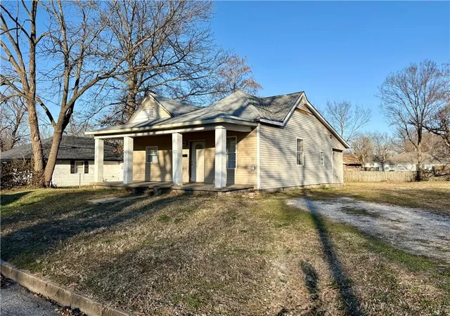 1st image of 221 N Clay St, Nevada, MO 64772 | MLS# 2633853
