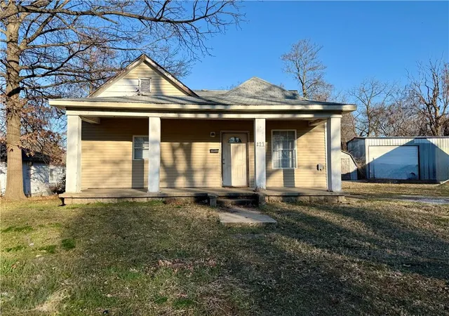 2nd image of 221 N Clay St, Nevada, MO 64772 | MLS# 2633853