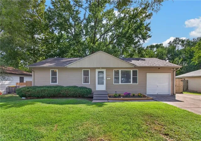 Photo 2 of Sale Pending at 8509 E 111th Street, Kansas City, MO 64134 | MLS# 2633855 | Listing updated on 2026-08-30