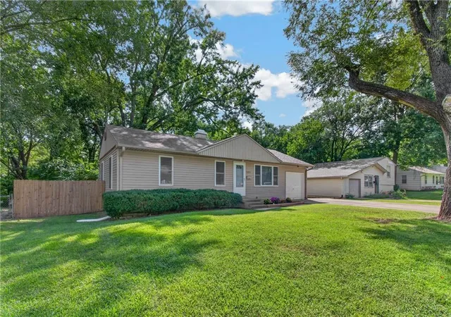 Photo 3 of Sale Pending at 8509 E 111th Street, Kansas City, MO 64134 | MLS# 2633855 | Listing updated on 2026-08-30