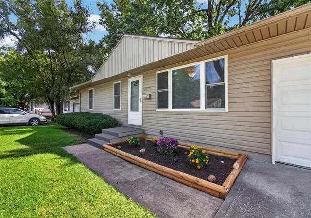 Photo 3 of Sale Pending at 8509 E 111th Street, Kansas City, MO 64134 | MLS# 2633855 | Listing updated on 2026-08-30
