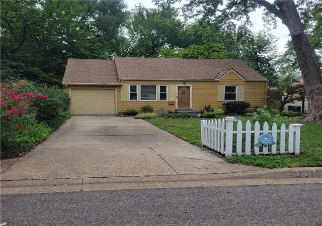 2nd image of 4813 Canterbury St, Roeland Park, KS 66205 | MLS# 2633890