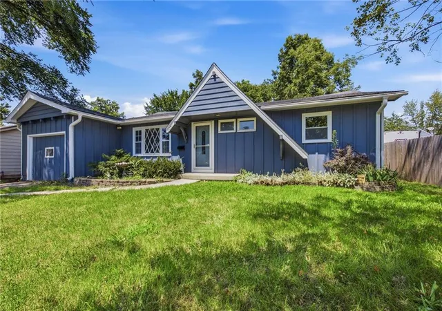 2nd image of 104 Bowman St, Harrisonville, MO 64701 | MLS# 2633891