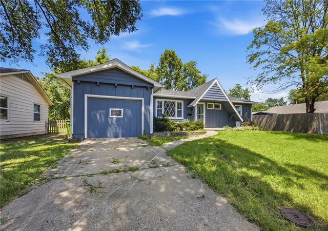 3rd image of 104 Bowman St, Harrisonville, MO 64701 | MLS# 2633891