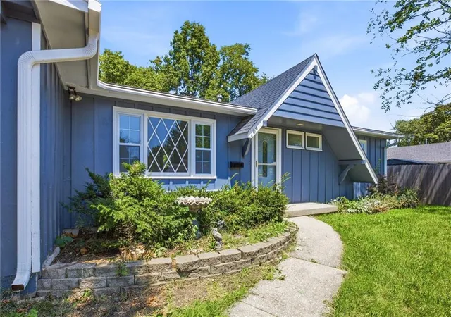 5th image of 104 Bowman St, Harrisonville, MO 64701 | MLS# 2633891