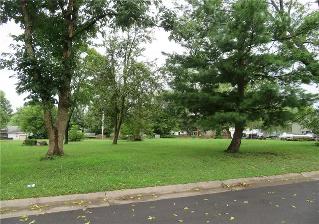 1st image of 405 E Ottawa St, Paola, KS 66071 | MLS# 2633899