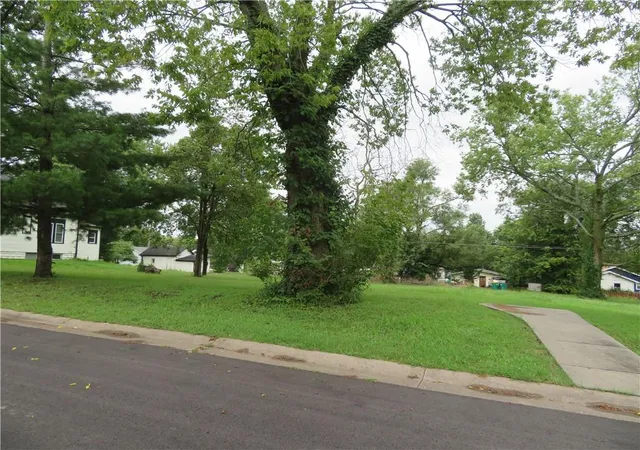 2nd image of 405 E Ottawa St, Paola, KS 66071 | MLS# 2633899