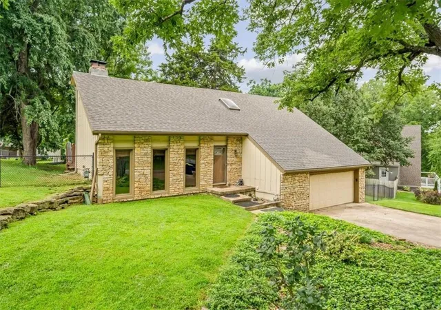 2nd image of 6908 Millridge St, Shawnee, KS 66218 | MLS# 2633925