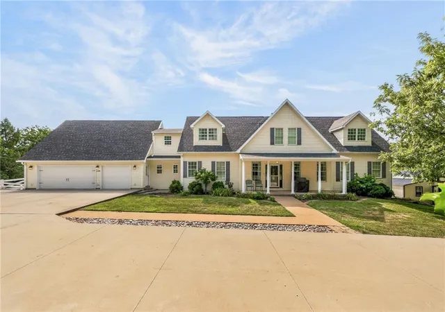 1st image of 1403 Paxton St, Mound City, MO 64470 | MLS# 2633932