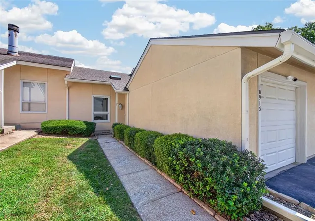 Photo 3 of Townhouse for sale at 10913 Rosehill Rd, Overland Park, KS 66210 | MLS# 2633944 | Listing updated on 2026-10-05