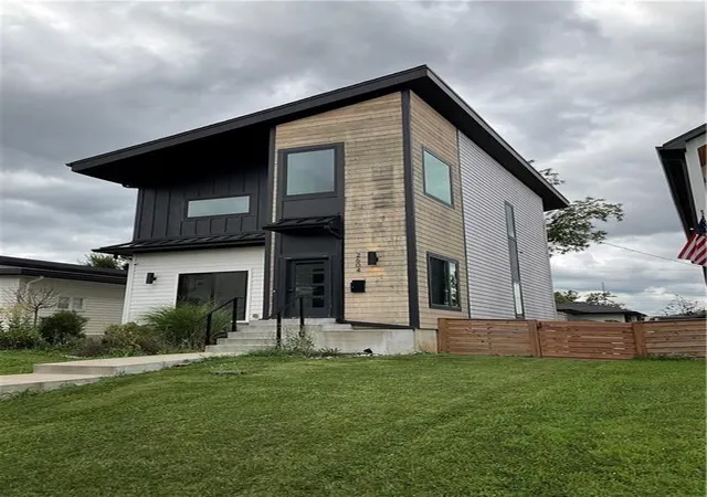 Photo 2 of Sale Pending at 2604 W Paseo Blvd, Kansas City, MO 64108 | MLS# 2633954 | Listing updated on 2026-08-07