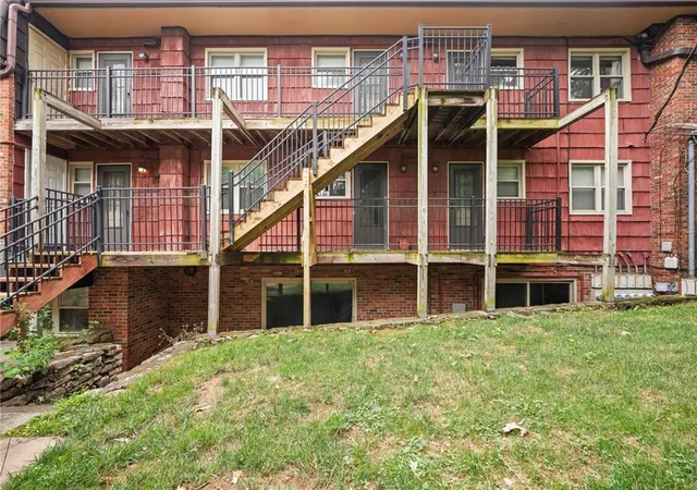 Listing Photo 2 - Condo for sale in building located at 4614 Holly St, Kansas, MO 64112 - Unit #3