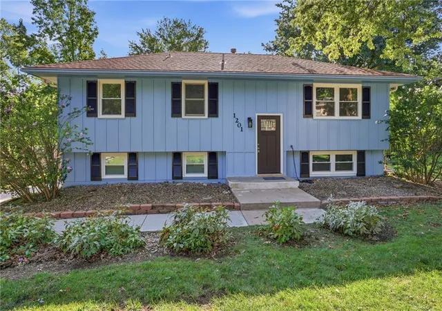 Single family home for sale at 1201 SW Mission Pl, Lee's Summit, MO 64081 | MLS# 2633980