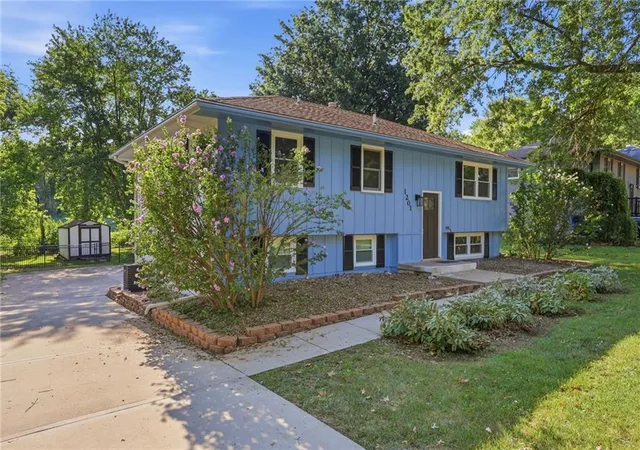 Photo 1 of Single family home for sale at 1201 SW Mission Pl, Lee's Summit, MO 64081 | MLS# 2633980 | Listing updated on 2026-10-02