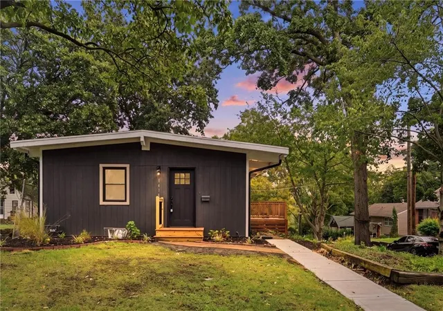 Single family home for sale at 1414 Park Ct, Kansas City, MO 64111 | MLS# 2633988