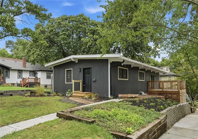 Photo 2 of Single family home for sale at 1414 Park Ct, Kansas City, MO 64111 | MLS# 2633988 | Listing updated on 2026-08-22