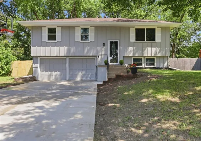Photo 2 of Single family home for sale at 504 Sw Persels Rd, Lees Summit, MO 64081 | MLS# 2633997 | Listing updated on 2026-08-27