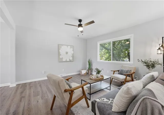 Photo 3 of Single family home for sale at 504 Sw Persels Rd, Lees Summit, MO 64081 | MLS# 2633997 | Listing updated on 2026-09-25