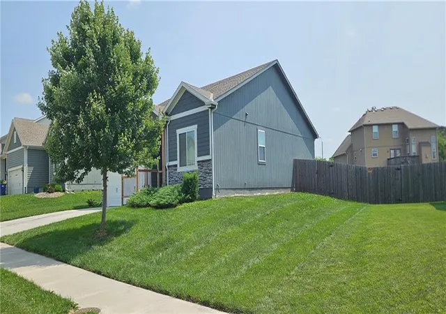 2nd image of 12432 Live Oak Cir, Peculiar, MO 64078 | MLS# 2634000