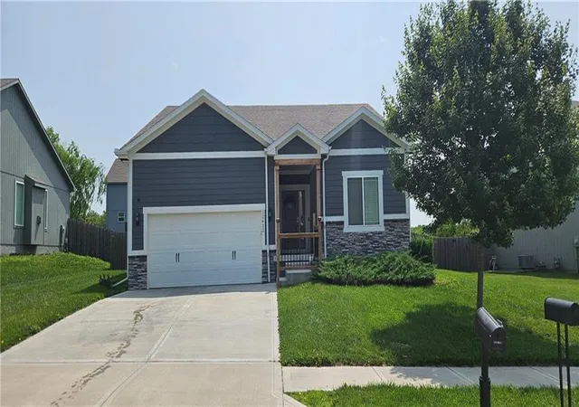 image of 12432 Live Oak Cir, Peculiar, MO 64078 | MLS# 2634000